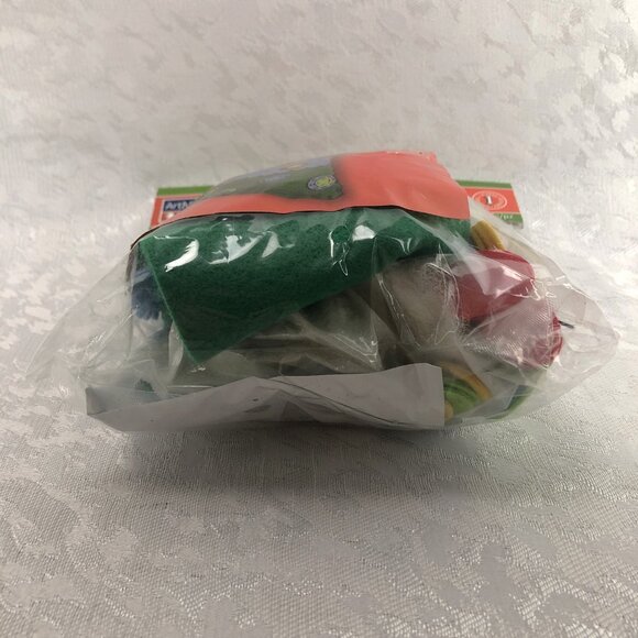 ArtMinds Felt Christmas Tree Pillow Applique Kit 35 pc Whimsical DIY Craft NWT - Picture 4 of 9